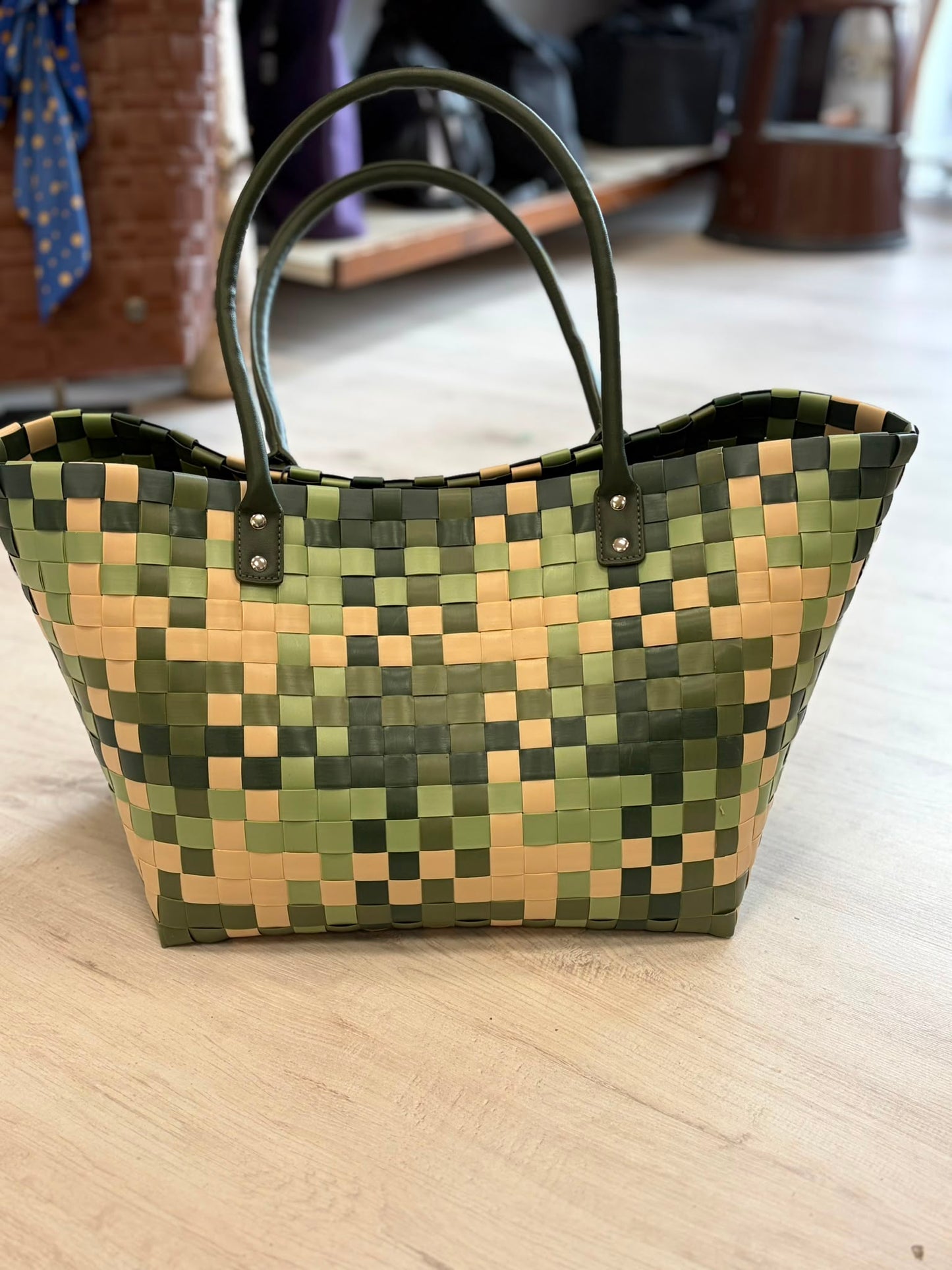 Handed By Mingle Shopper