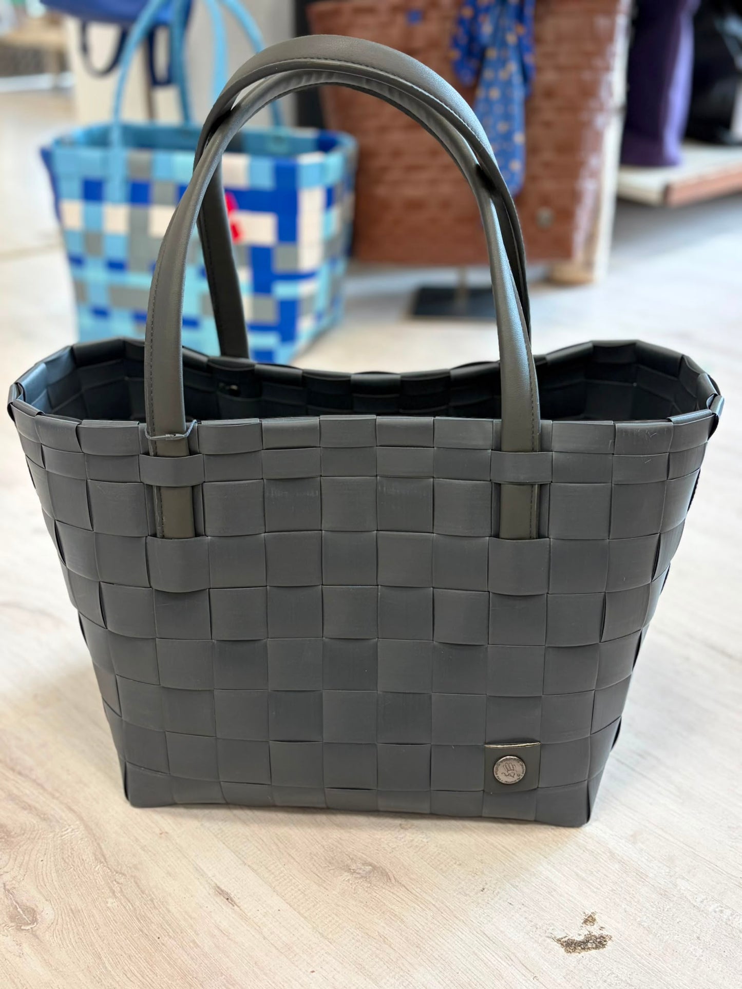 Handed By COLOR MATCH Shopper